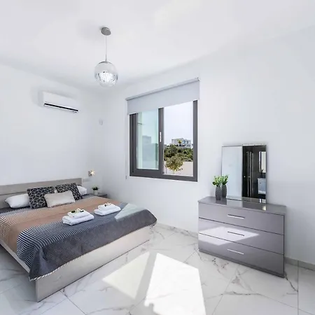 Adaris Villa Peyia