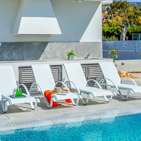 Adaris Villa *